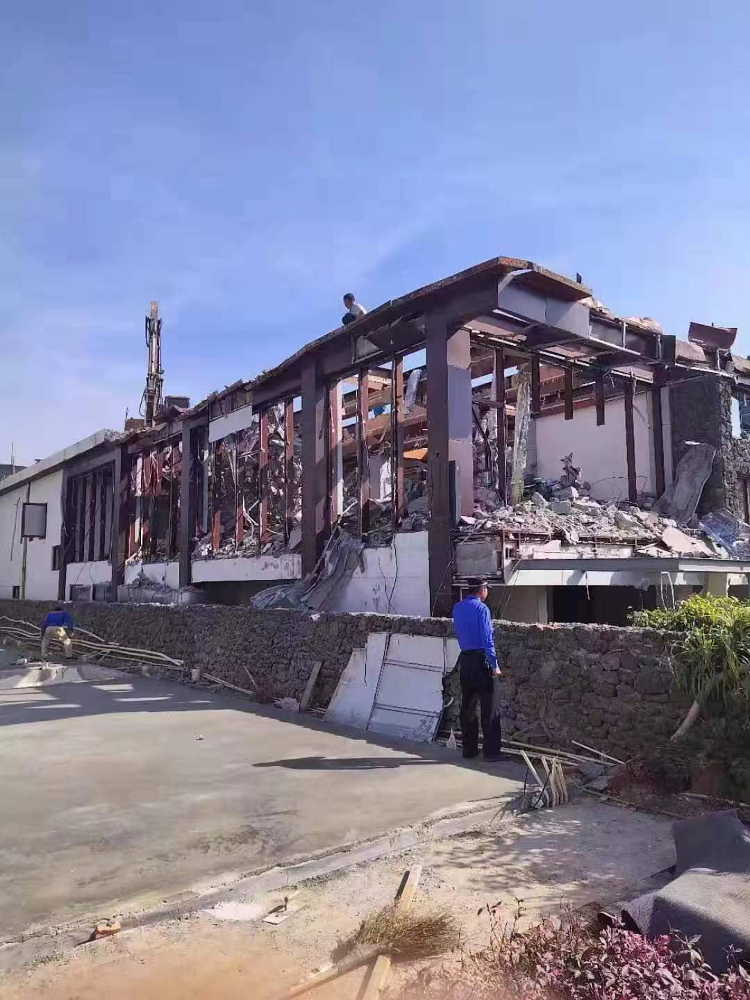 海南违建拆除最新消息，持续推动法治建设，坚决拆除违法建筑